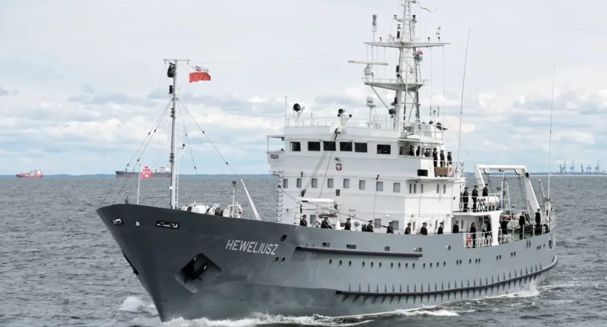 Objęty sankcjami rosyjski statek z tzw. floty cieni wykonywał podejrzane manewry w pobliżu kabla energetycznego łączącego Polskę ze Szwecją. Po interwencji polskiego wojska statek oddalił się do jednego z nadbałtyckich rosyjskich portów, natomiast polski okręt hydrograficzny ORP Heweliusz udał się zbadać miejsce incydentu (fot. PAP/Roman Jocher)