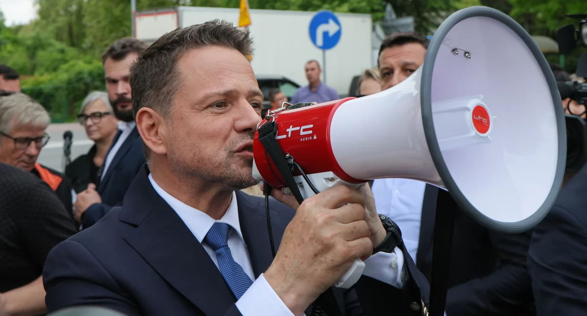 Rafał Trzaskowski na spotkaniu z mieszkańcami Radziejowic ( fot. PAP/Paweł Supernak)