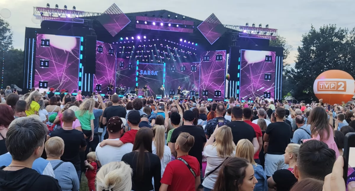 27 lipca 2024 roku na scenie w Elblągu w ramach trasy Lato z Radiem i Telewizją Polską wystąpiła m.in. Sarsa (fot. EG)