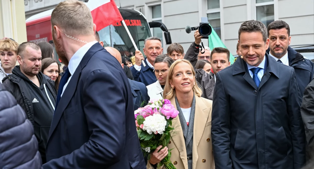 Rafał Trzaskowski i jego żona Małgorzata Trzaskowska podczas spotkania wyborczego ph. „Przybij 5-tkę z Trzaskiem” na Starym Rynku w Chojnicach, 30 bm. (fot. PAP/Piotr Kowala)