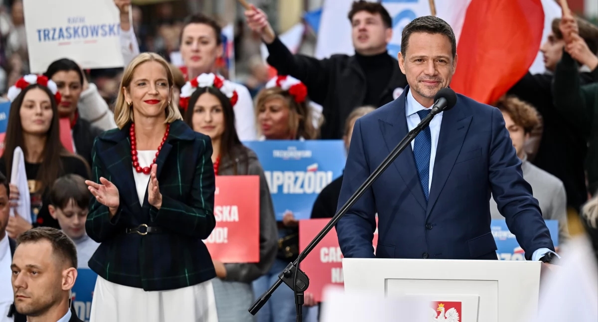 Rafał Trzaskowski z żoną Małgorzatą. Spotkanie wyborcze kandydata KO w drugiej turze wyborów prezydenta RP przy Ratuszu Staromiejskim w Elblągu, 30 bm. (fot. PAP/Marcin Gadomski)