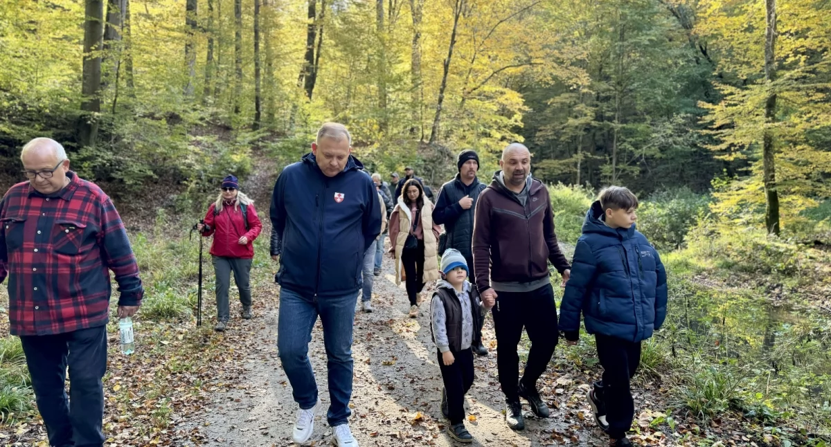  Prezydent Michał Missan wraz z elblążanami podczas spaceru po Bażantarni. Jesienna sceneria i otwarta atmosfera sprzyjały rozmowom o sprawach ważnych dla Elbląga (fot. EG)