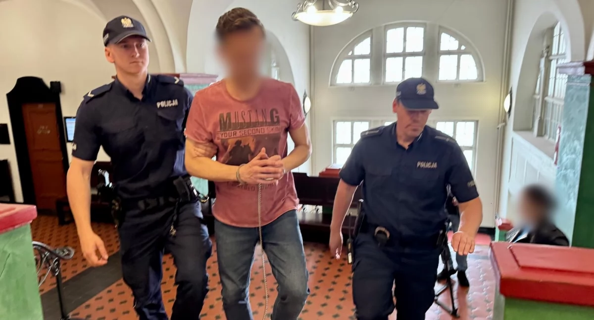 Adam U., oskarżony o przestępstwa seksualne wobec dzieci, doprowadzany na salę rozpraw w Sądzie Rejonowym w Elblągu. Proces toczy się z wyłączeniem jawności (fot. EG)
