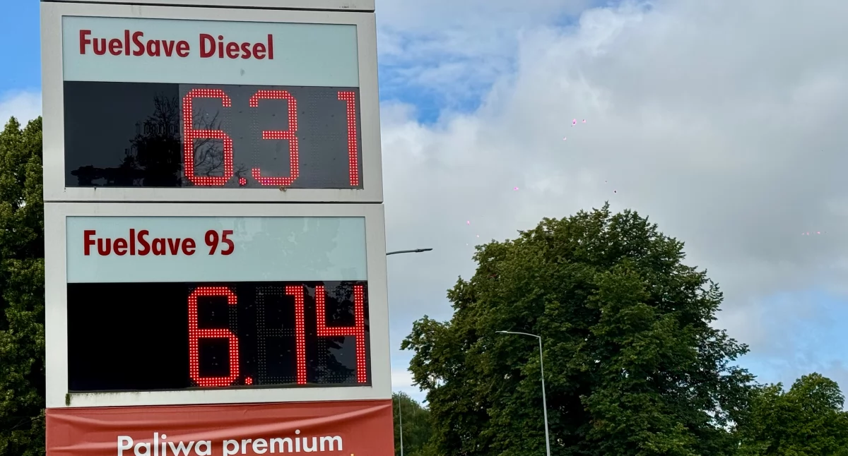 Na jednej z elbląskich stacji paliw diesel kosztuje 6,31 zł za litr, a benzyna 95 – 6,14 zł. (fot. EG)