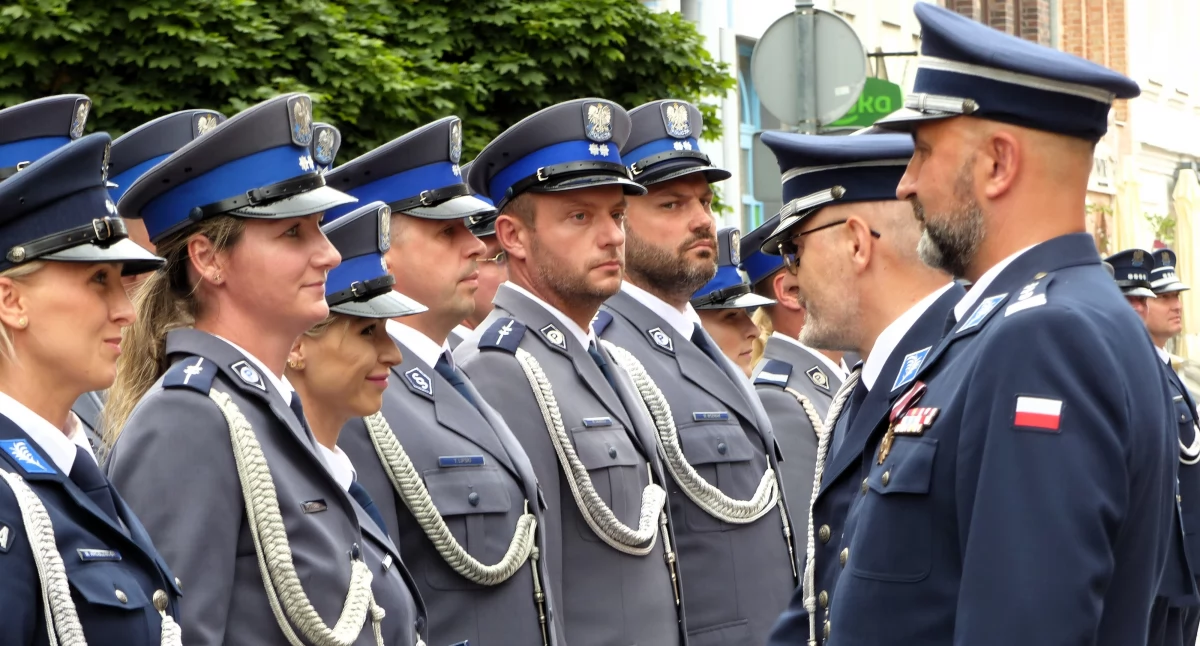 Uroczyste wręczenie odznaczeń i awansów podczas obchodów Święta Policji w Elblągu. Wyróżnionych zostało 64 funkcjonariuszy i pracowników elbląskiej komendy (fot. EG)