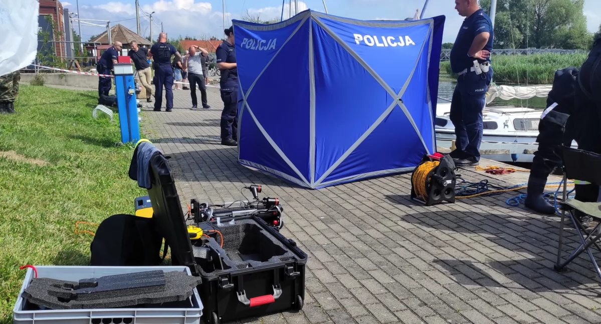 Strażacy i nurkowie przez kilka godzin przeszukiwali teren w rejonie Nowej Pasłęki. Ciało żeglarza odnaleziono na dnie rzeki, w pobliżu zacumowanej żaglówki (fot. KPP SP w Braniewo)