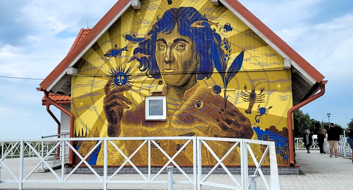Gdy patrzysz na mural, spójrz wyżej, tam gdzie Kopernik zatrzymał Słońce, a poruszył myślą świat