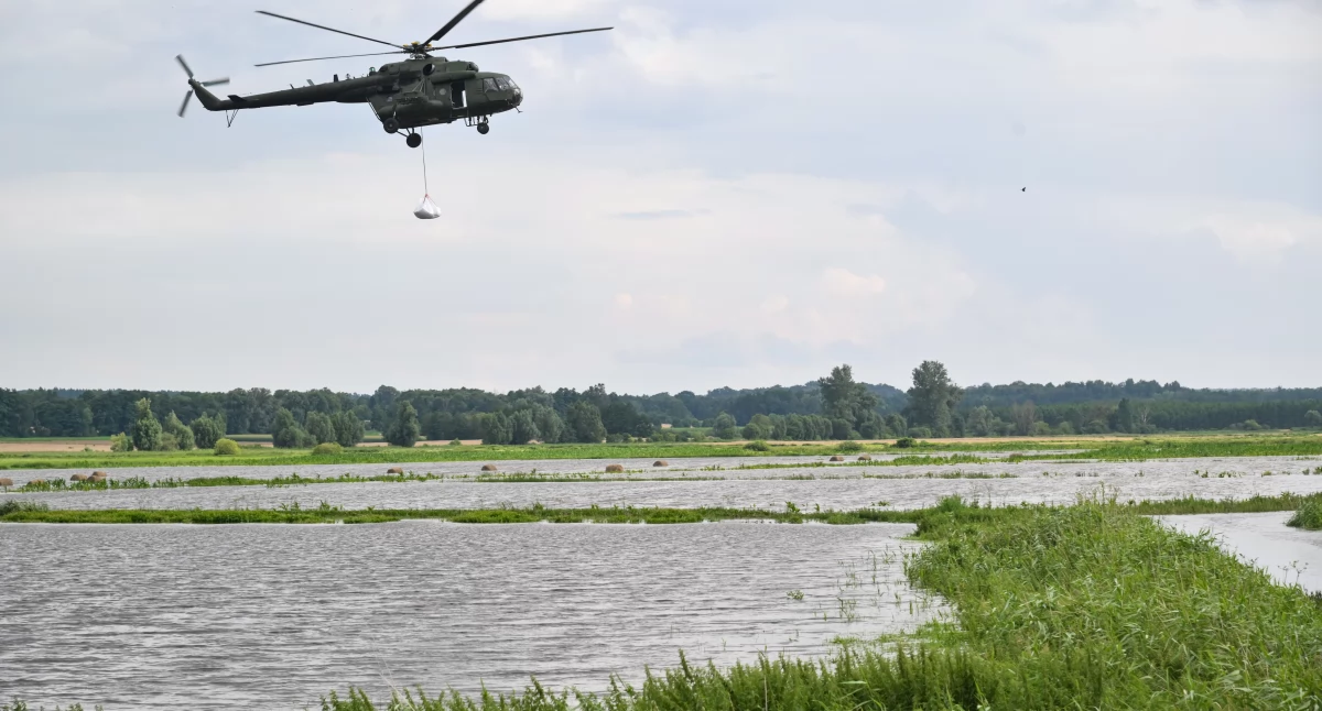 Do uszczelnienia przerwanego wału przeciwpowodziowego na rzece Dzierzgoń w Świętym Gaju wojsko zrzuciło z helikopterów 380 worków, tzw. big bagów, wypełnionych piaskiem (fot. PAP)