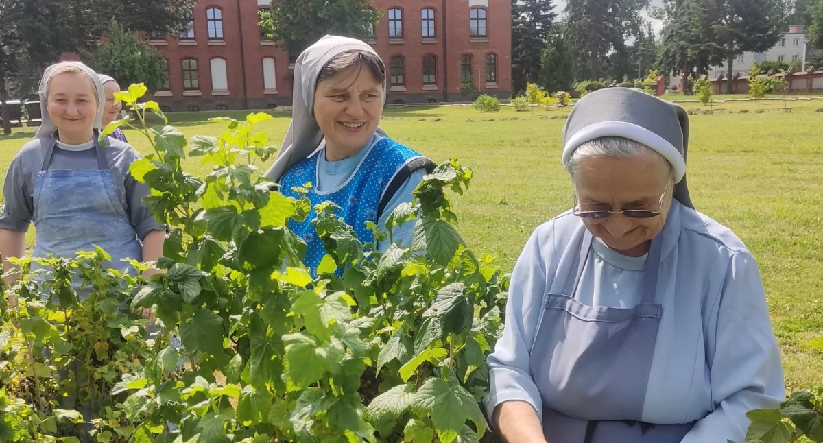 Praca w ogrodzie, to często także odpoczynek od innych zajęć ( fot. Siostry katarzynki/fb)