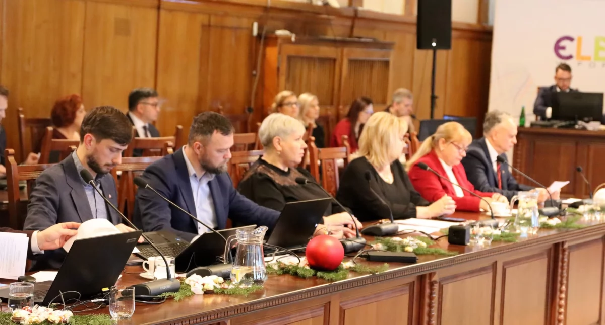 Piotr Opaczewski (drugi od lewej) odszedł z PiS. Zapowiada dalszą pracę dla mieszkańców Elbląga i regionu (fot. Rada Miejska w Elblągu)