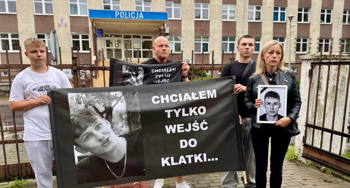 Na transparentach widniały słowa: „Chciałem tylko wejść do klatki” – hasło, które, jak podkreślała matka, najtrafniej oddaje okoliczności śmierci jej syna (fot. EG)