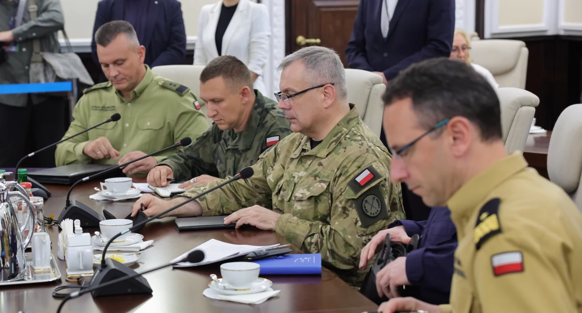 Szef Sztabu Generalnego WP gen. Wiesław Kukuła (2P) na nadzwyczajnym posiedzeniu rządu w KPRM w Warszawie w związku z nocnym naruszeniem polskiej przestrzeni powietrznej przez rosyjskie drony (fot. PAP)