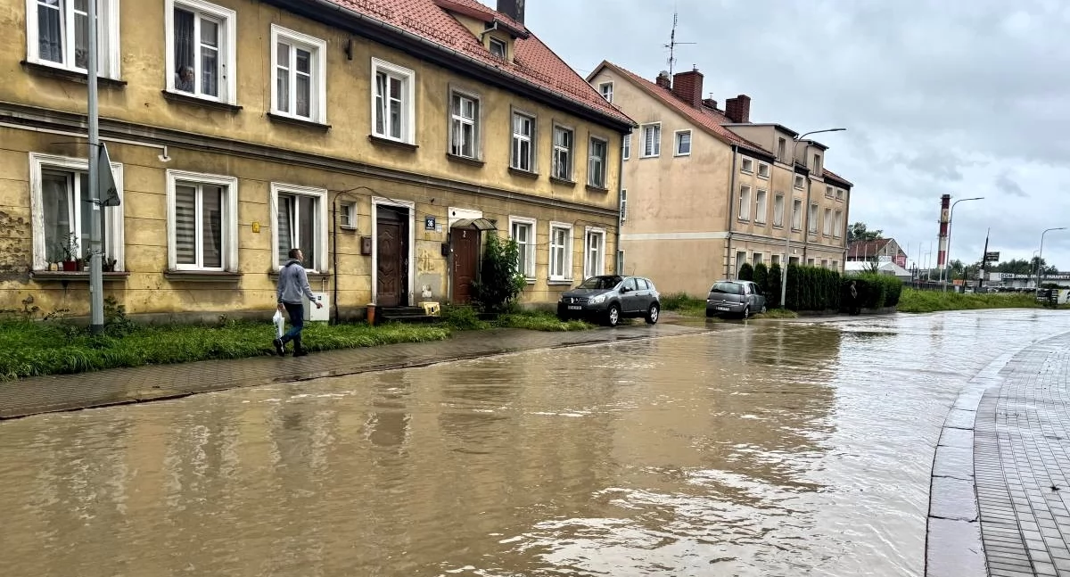ul. Fabryczna po zalaniu przez rzekę Kumielę w lipcu 2025 r. (fot. EG)