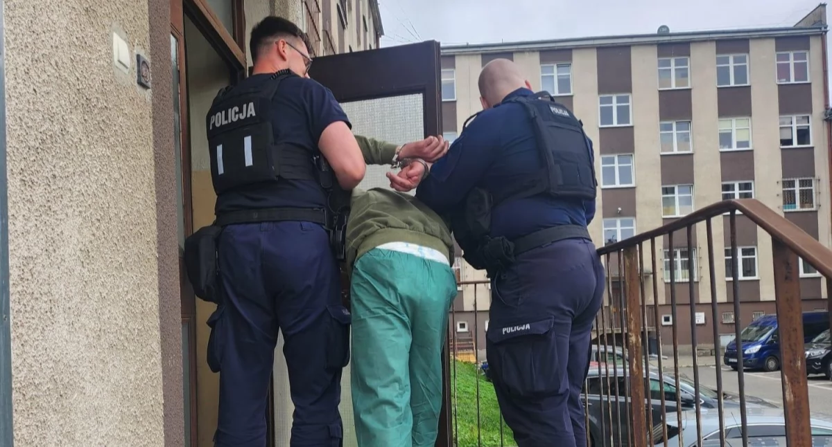 Policjanci zatrzymali 30-letniego Michała S. w sobotni poranek, 19 kwietnia 2025 roku, na zapleczu Komendy Miejskiej Policji w Elblągu (fot. KMP Elbląg)