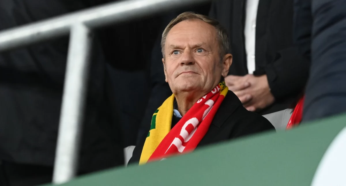 Premier Donald Tusk na trybunach stadionu w Kownie przed meczem eliminacyjnym piłkarskich mistrzostw świata pomiędzy Litwą i Polską (fot.  PAP/Piotr Nowak)
