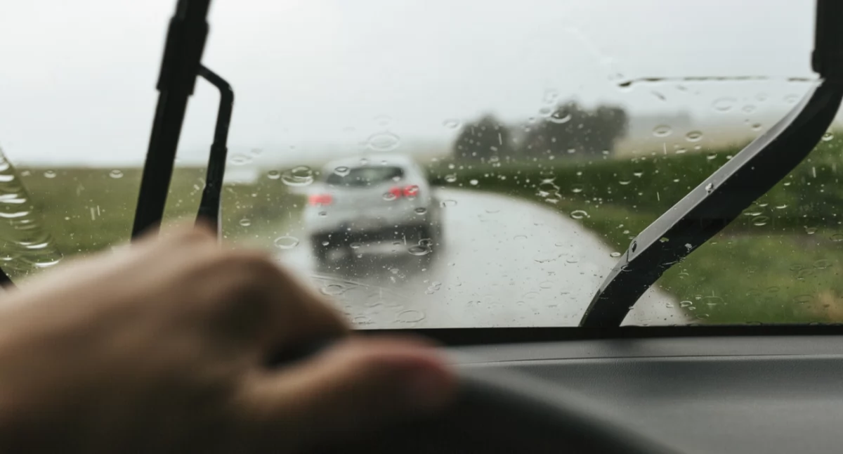 Artykuły sponsorowane, Jazda ulewie reagować aquaplaning - zdjęcie, fotografia