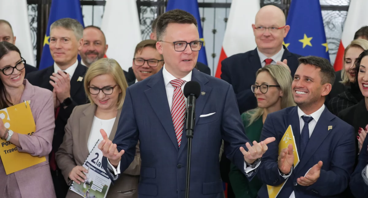 Marszałek Sejmu Szymon Hołownia i politycy Polski 2050, podczas konferencji prasowej partii dot. podsumowania dwóch lata rządów Koalicji 15X oraz planów na drugą część kadencji (PAP/Tomasz Gzell)