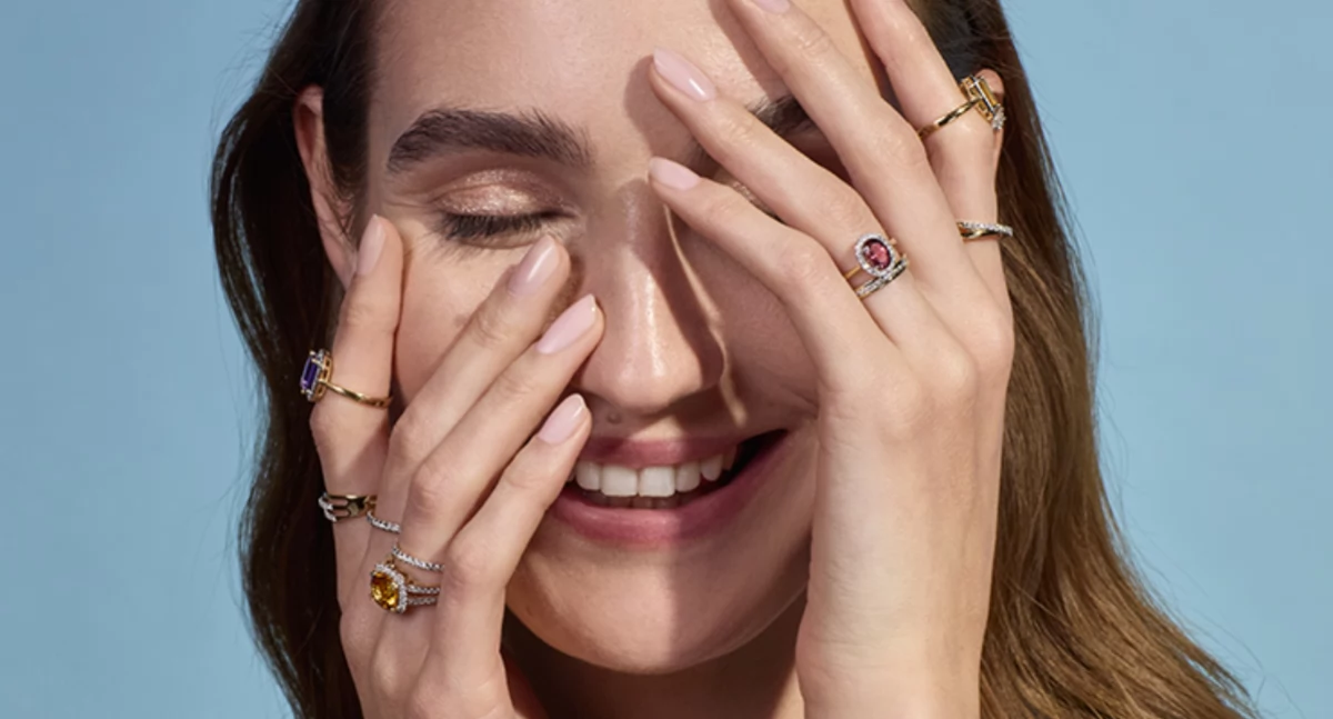 Artykuły sponsorowane, Kolorowe kamienie złotych pierścionkach biżuteria opowiada emocje - zdjęcie, fotografia