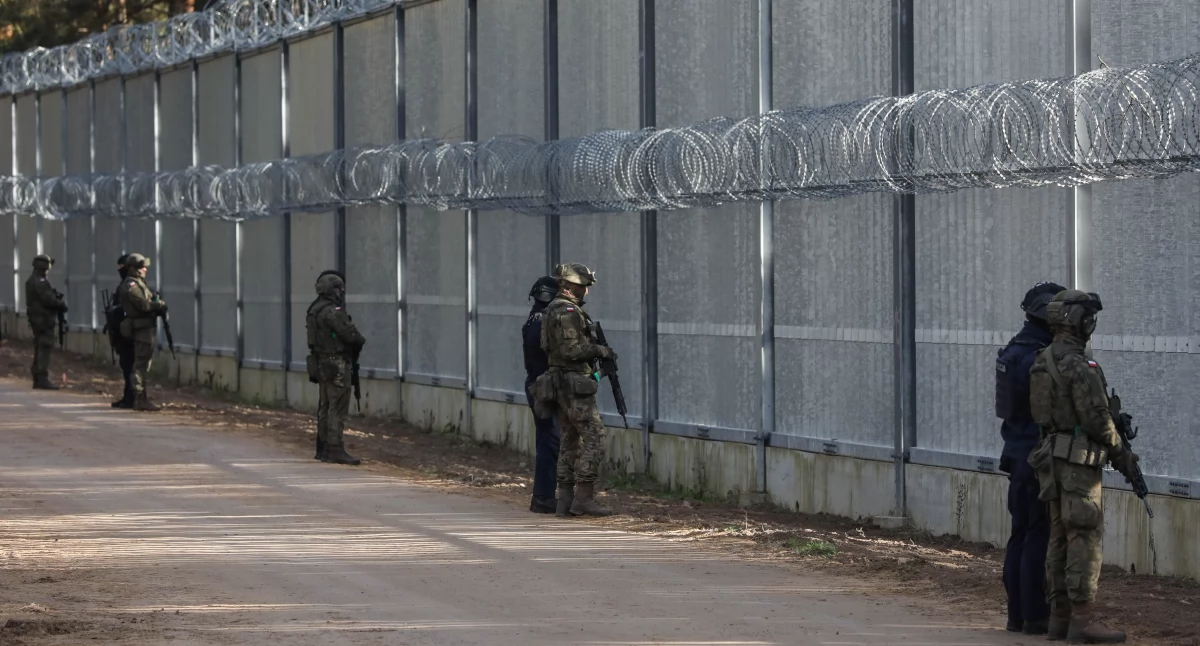 Funkcjonariusze wojska i policji na granicy z Białorusią w Połowcach (fot. PAP/Artur Reszko)