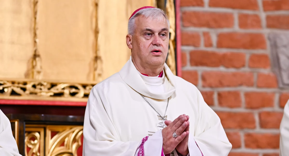 - Jestem u siebie i tak się czuję - powiedział w homilii bp Skibicki. W elbląskiej katedrze nowy biskup diecezji przyjął święcenia diakonatu, kapłańskie, biskupa pomocniczego i biskupa elbląskiego (fot. Marcin Gadomski/PAP)