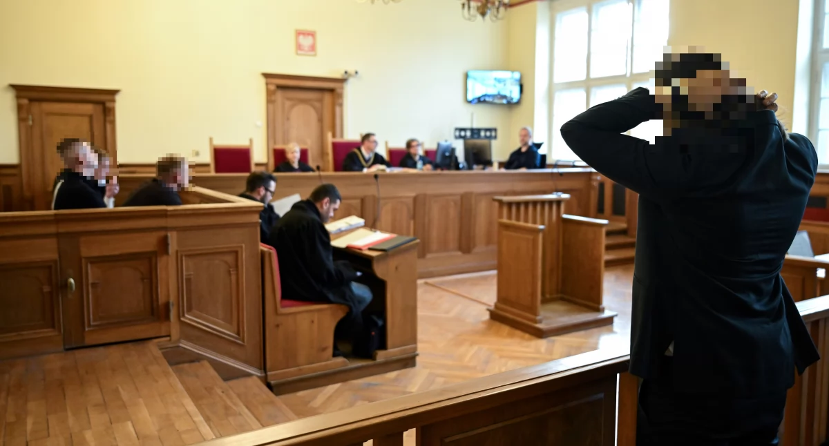 Adrian B. przed sądem w Gdańsku. Prokuratura zarzuca mu udział w bójce i użycie noża (fot. PAP)