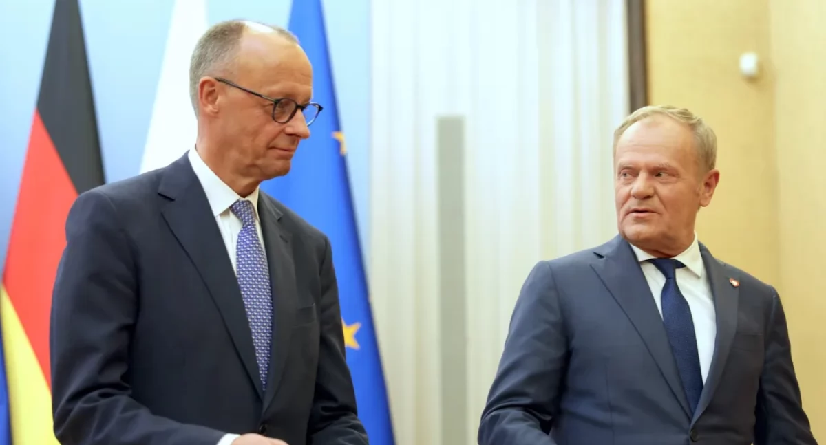 Premier Donald Tusk oraz kanclerz Niemiec Friedrich Merz (fot. PAP/EPA/ HANNIBAL HANSCHKE)