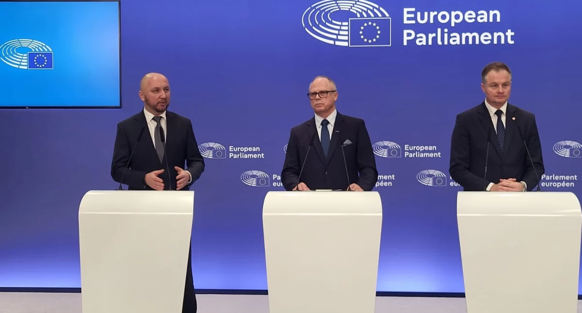Od lewej: marszałek województwa podlaskiego Łukasz Prokorym, europoseł Jacek Protas i  marszałek województwa warmińsko-mazurskiego Marcin Kuchcińsk  (fot. Województwo Podlaskie/fb)