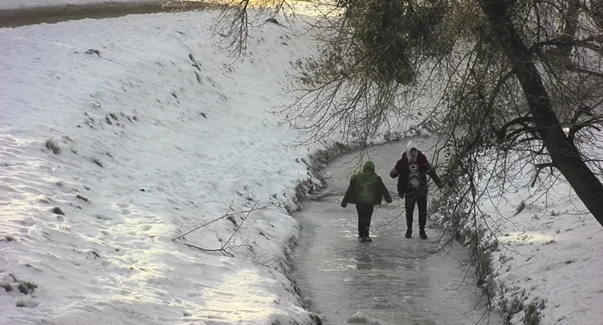 Straż miejska ostrzega: Taka zabawa może skończyć się tragedią (fot. SM Elbląg)