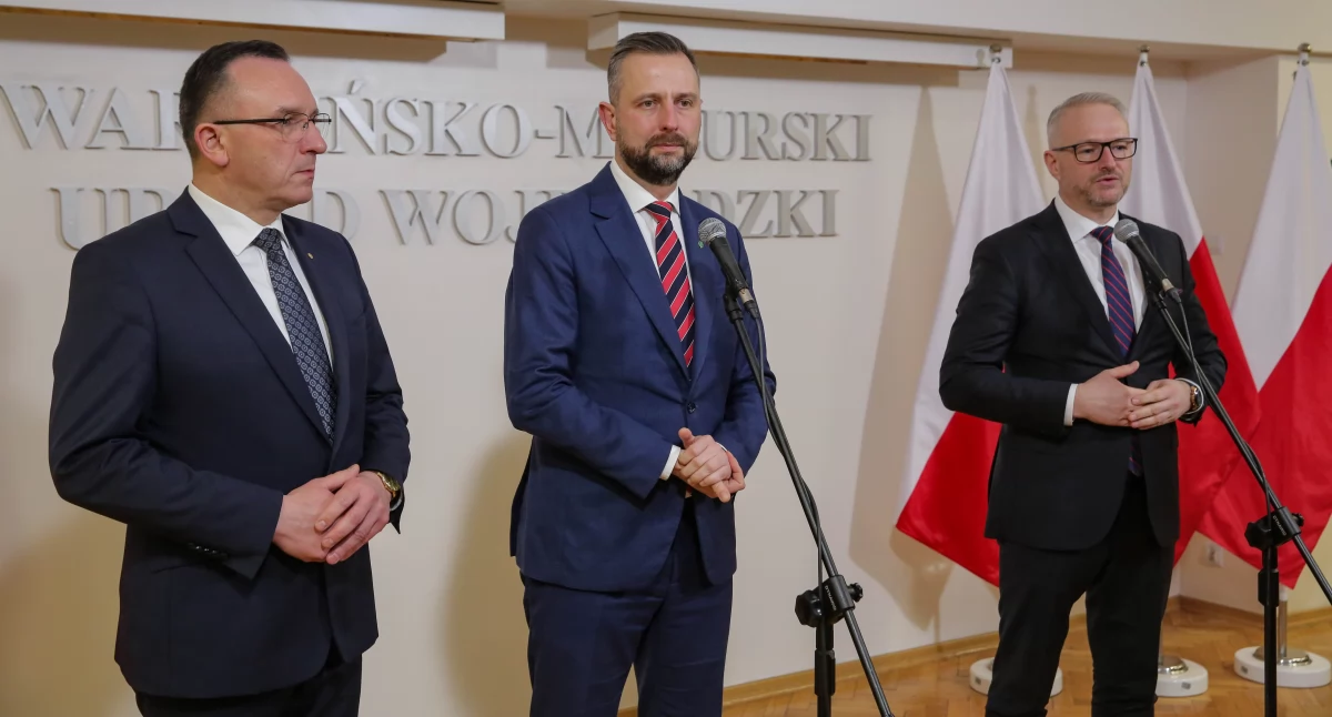 Od lewej doradca ministra obrony narodowej do spraw „Narodowego programu odstraszania i obrony Tarcza Wschód” Tomasz Sielicki, minister obrony narodowej Władysław Kosiniak-Kamysz i wojewoda warmińsko-mazurski Radosław Król