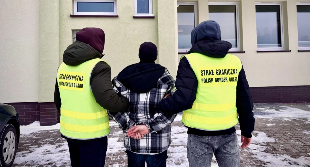 Funkcjonariusze SG podczas doprowadzenia zatrzymanego ( fot. MOSG)