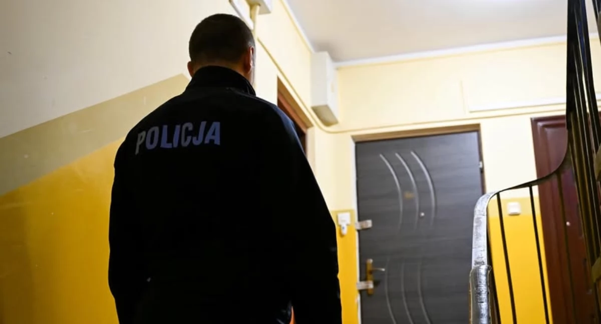 Policja przed drzwiami mieszkania w Ustce, w którym doszło do zabójstwa (fot. PAP/Piotr Kowala)