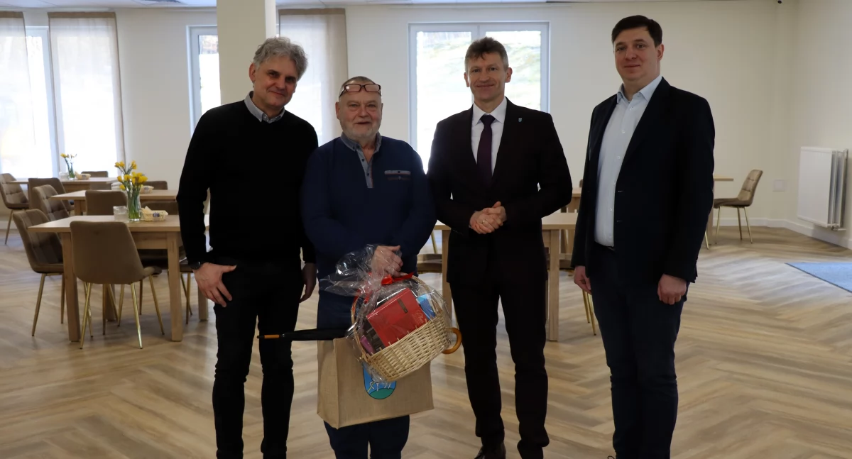 - Pierwszym gościem uzdrowiska został pan Dariusz z Pabianic (drugi od lewej) fot. UM Lidzbark Warmiński