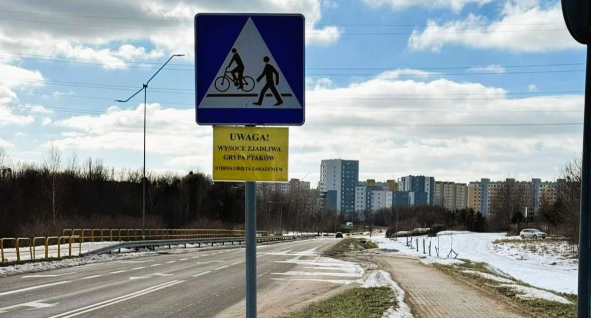 W lutym w Elblągu wyznaczono pierwszą strefę zakażenia ptasią grypą H5N1 i ustawiono tablice ostrzegawcze (fot. UM Elbląg)