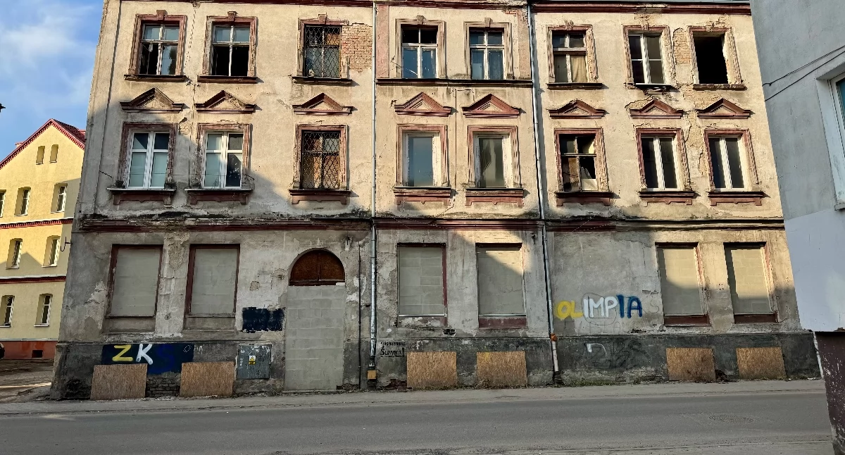 Budynek przy ulicy Czerniakowskiej 27 jest odłączony od mediów, a wszyscy lokatorzy zostali wykwaterowani (fot. EG)