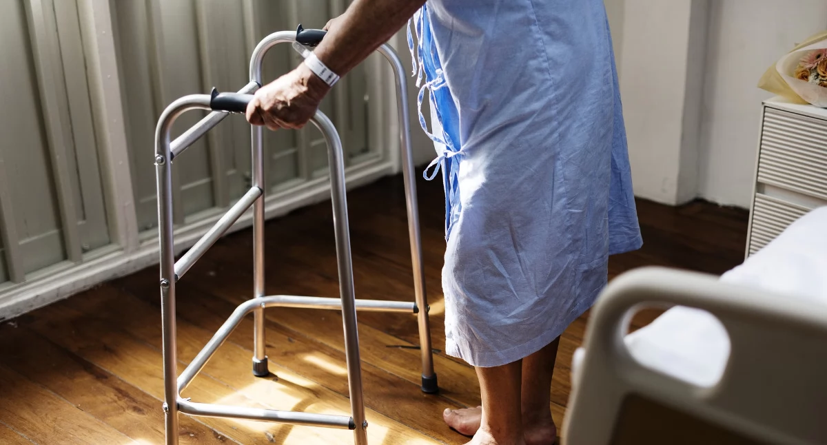 fot. Decyzja o umieszczeniu bliskiej osoby w domu opieki wiąże się z wieloma pytaniami, zwłaszcza o koszty. Prawo precyzyjnie określa, kto i w jakiej kolejności ponosi opłaty, a obowiązki finansowe mogą dotyczyć nie tylko samego seniora (fot. pixabay)