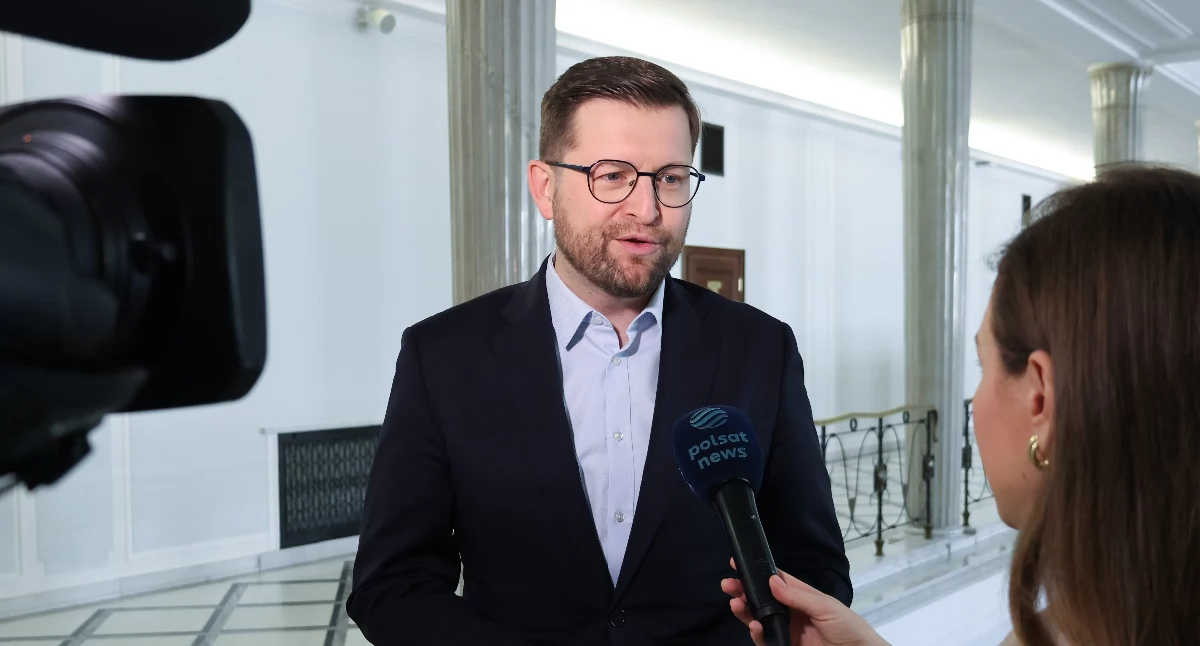 Andrzej Śliwka rozmawia z mediami w siedzibie Sejmu (fot. PAP)