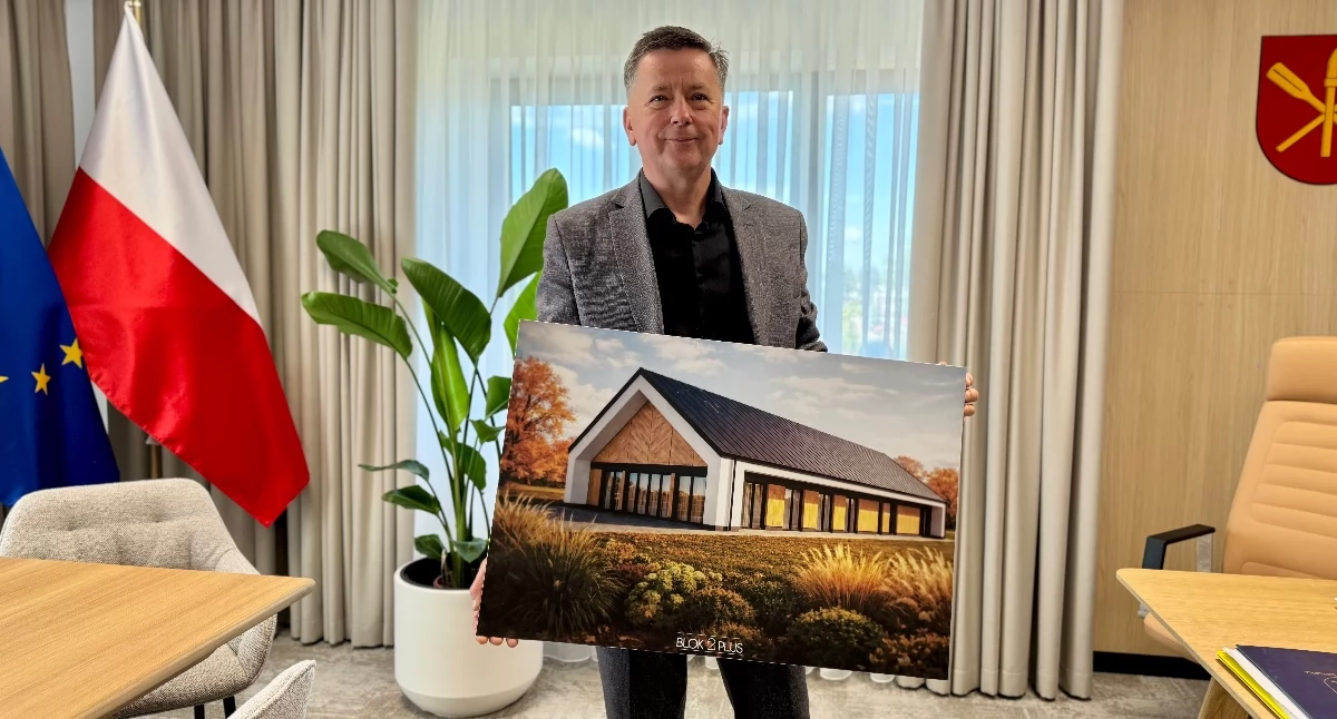 Wójt prezentuje projekt nowej świetlicy gminnej (fot. EG)