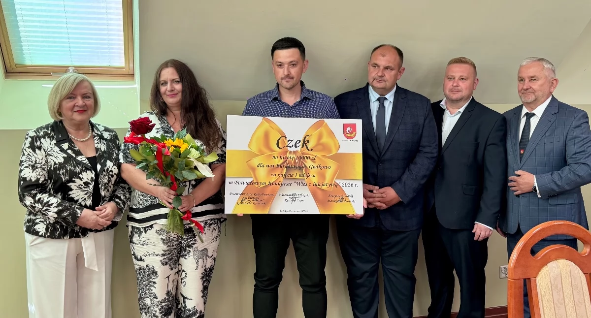 Nagrodę dla Burdajn odebrali Adrian Kuźmicz i Magdalena Przybysz-Pietrzak, od lat zaangażowani w życie społeczne miejscowości (fot. EG)