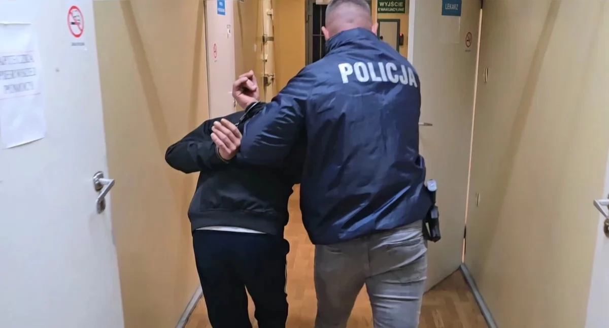Jeden z trzech oskarżonych o włamanie do MOPS w Pasłęku podczas zatrzymania przez policję (fot. KMP Elbląg)
