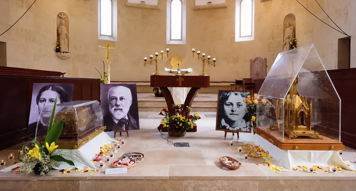 Relikwie św. Teresy od Dzieciątka Jezus oraz jej rodziców, św. Zelii i Ludwika Martin, podczas peregrynacji ( fot. Karmelici.pl / Zakon Braci Najświętszej Maryi Panny z Góry Karmel)