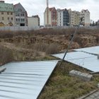 Silny wiatr przewrócił płot na starówce Aleksandra Szymańska