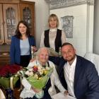 Panią Marię Podgórską z okazji 100. urodzin odwiedzili przedstawiciele gminy Wilczęta:...