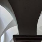 Gra świateł i cieni na łukach sklepienia 
