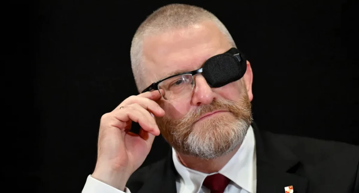 Prof. Nowak burzy mur na prawicy