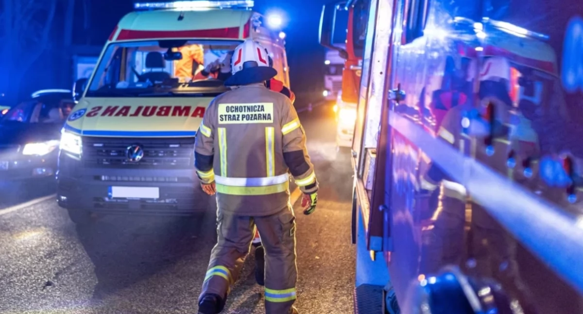 Auto spadło z wiaduktu na tory. Chwilę później wjechało w nie Intercity