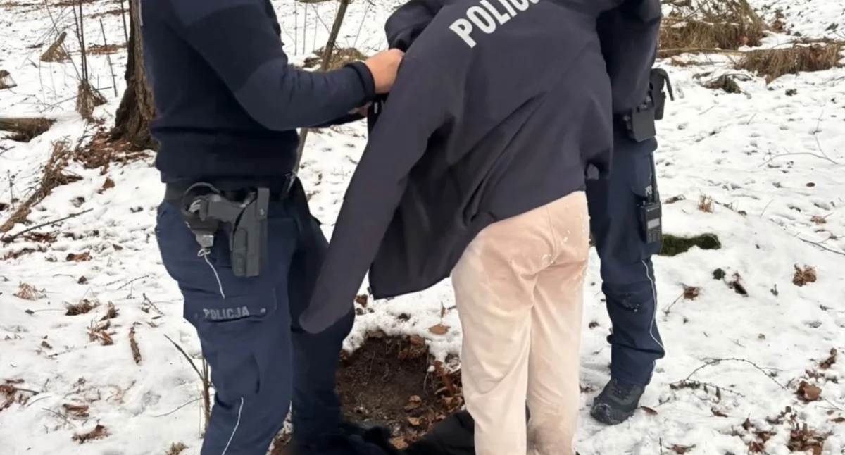 12-latka bosa i wychłodzona w lesie