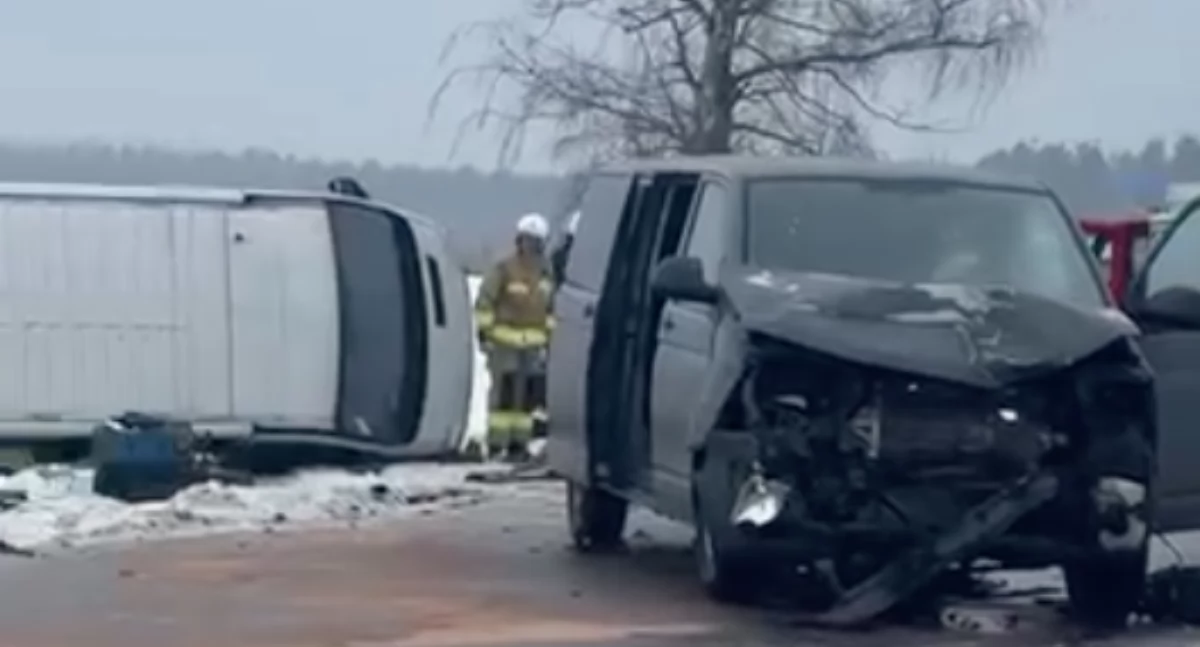 Zderzenie busów na śliskiej drodze. Dziewięciu rannych