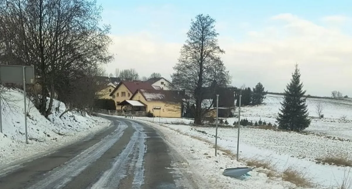 Trzech pijanych mężczyzn ukradło znak z nazwą miejscowości Zimna Wódka