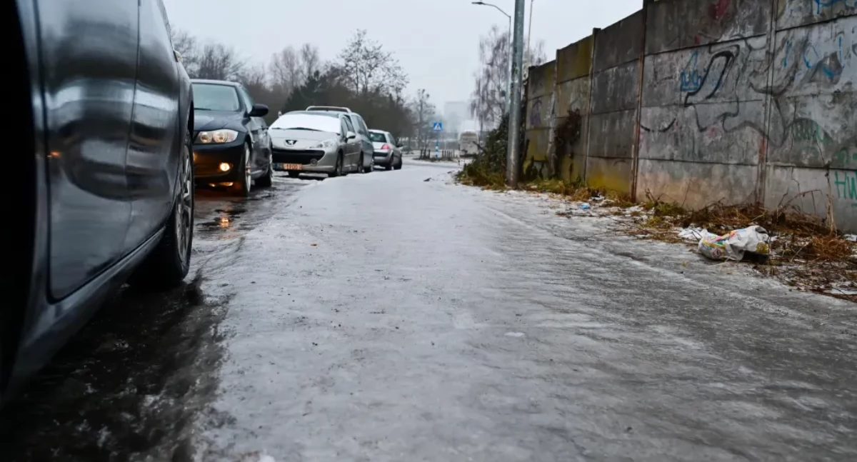 Ślizgawka na drogach i chodnikach. IMGW alarmuje