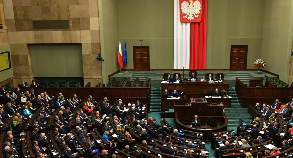 Partie w grze o Sejm – nowe sondażowe zaskoczenie